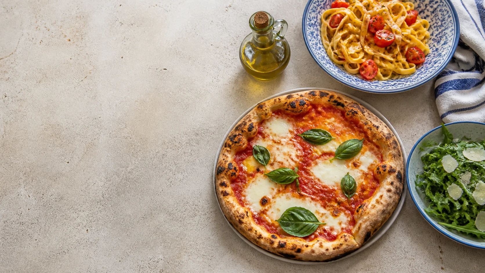 Frisch gebackene Pizza auf einem gedeckten Tisch