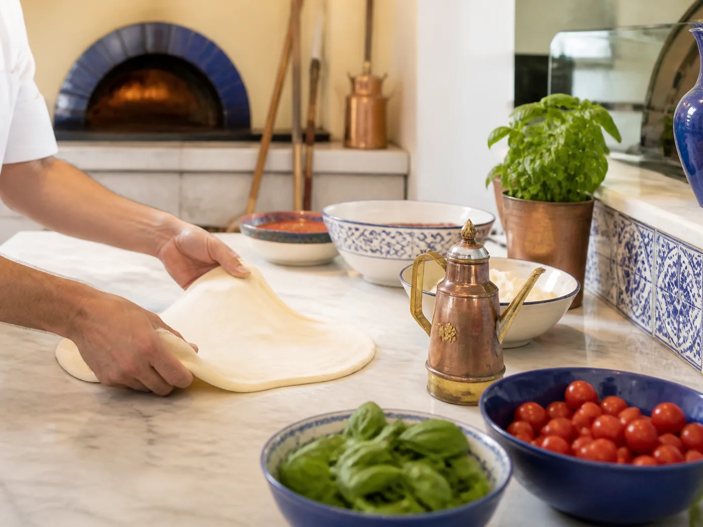 Gemeinsamer Tisch mit Pizza und Pasta
